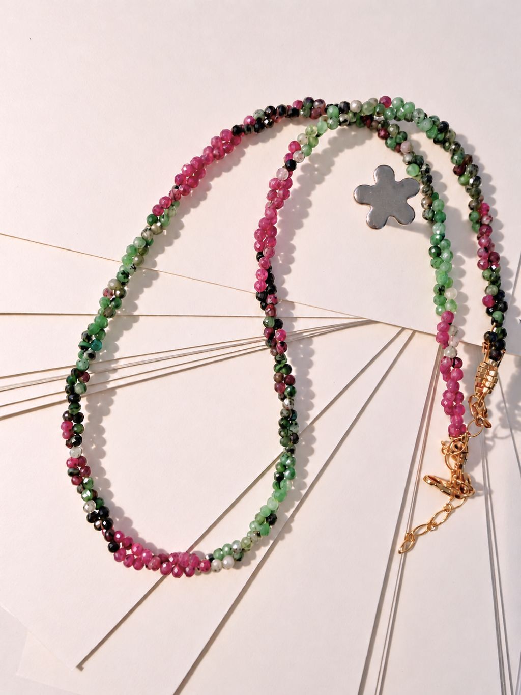 Collier double rang en rubis zoïsite